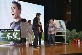 刘烨陪学子共度圣诞节 画风突变成胡子大叔图片