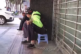 奇葩！昆明12岁男孩被铁链拴路边4个月！妈妈说不要他了？图片