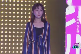 女友带情绪出场，男生见情况不对急忙道歉求原谅，到底因为什么？