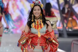 维密T台秀中国军团大势来袭 刘雯何穗奚梦瑶雎晓雯斗艳图片