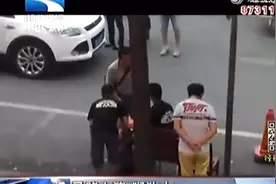 猴狗大战街头上演 双方主人险些殴斗图片