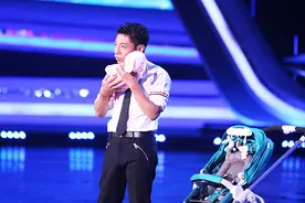 董卿抱孩子姿势熟练 撒贝宁向王力宏求育儿经图片