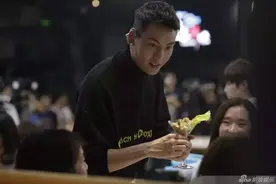 陈伟霆的师傅是谢霆锋！首当餐厅经理竟被食客弄哭了？图片