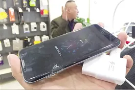 手机充电时屏幕忽然开裂？消费者很闹心图片