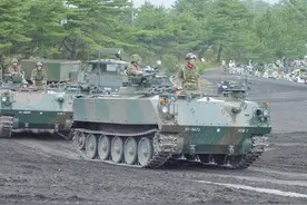 日本73式履带式装甲人员输送车图片