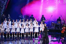 “黑马”《八月》擒“金马”，冯导获奖冰冰落泪图片
