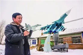 鞍山：农民自制“歼-15”模型有两层楼高图片