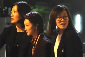 周冬雨喝到被人扶着走！能吹瓶的范爷才是真正的酒中豪杰图片