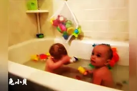 一对双胞胎宝宝洗澡，对话好有趣，哈哈！图片