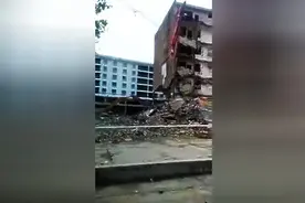 活久见的拆楼法，还好挖掘机师傅最后没什么大碍图片