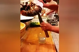 实拍厨师快速分解龙虾全过程，太讲究了图片