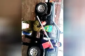 二货放鞭炮，笑到岔气！图片