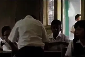 他看同学搭车上学骂妈妈工作不努力，结果妈妈用最棒方法教育他图片