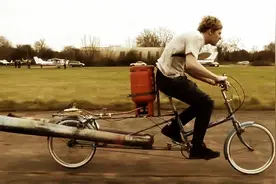 国外牛人用煤气罐改装的喷气式自行车，速度真快，轮胎都跑废了图片