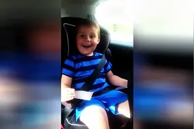 国外小男孩得知父母要二胎后反应太甜了，和中国的反应相反！图片