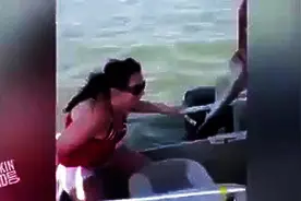 这男人钓上来一条鱼，拿给身边的女人看，竟把她吓的惊声尖叫图片
