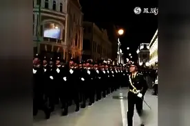 实拍印度仪仗队与解放军同时出场，鲜明对比，太搞笑了！图片