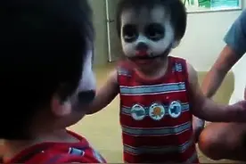 宝宝被镜子里的自己吓坏了，妈妈却在一旁坏笑！太逗了！图片