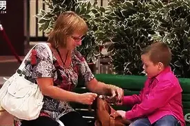 这个小孩成精了，竟然敢拿妈妈的玩具来玩，哈哈哈！视频封面