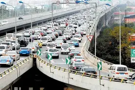 交警支队副支队长解剖昆明堵因：中心城市围挡多，车多停车难图片