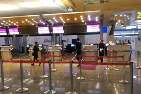 台湾复兴航空无预警停飞 旅客扑空气愤又无奈图片