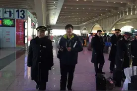 火车站“管家”的24小时图片