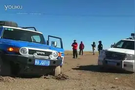 西藏极限越野之丰田三兄弟：FJ和酷路泽湖边陷车，深达五十公分视频封面