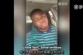黑小哥在班里放屁被同学指责，挺严肃个事，却笑疯了视频封面