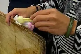 喜子奶爸有妙招：砧板暗藏霉菌，神奇粉末对付污渍现奇效！图片