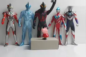 佩奇路遇贝利亚食玩店，吃下变形辣片，秒变成捷德“机敏形态”！视频封面