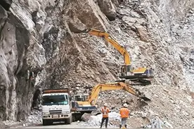 台湾中横公路隧道发生重大塌方 救人得徒步接驳图片