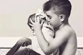 别人家的哥哥，是生二胎的最佳理由图片