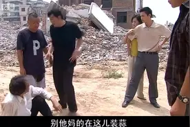老头多次让小女友怀孕，哥哥带人找上门来，带到偏僻工地！视频封面