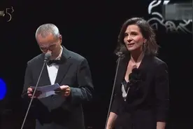 全球著名大导演，怎奈年龄不饶人，颁奖台上频频看小抄！视频封面