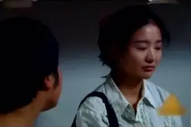 农村老婆来看他，晚上在工地睡一起，工友打牌回来突然闯进！视频封面