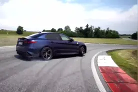 极限转弯，这些高手喜欢在转弯的时候踩油门视频封面