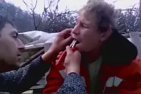 国外汉子不用麻药直接拨牙，拔完疼哭了，笑的肚子疼视频封面