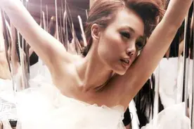 这首《小小》代表了很多人的爱情，美女录音棚唯美翻唱！