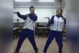 两位高中生穿校服在教室欢乐跳舞，笑翻全场视频封面