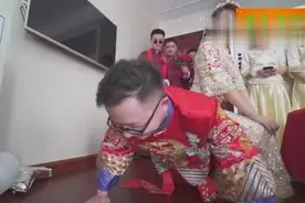 真实婚礼 打扮漂亮迷人的新娘 坐在新郎的背上 让新郎做俯卧撑视频封面