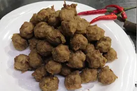 厨师长教你老式炸猪肉丸的正宗做法，好吃不油腻，先收藏了视频封面