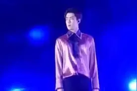 EXO吴世勋台湾排队买奶茶 侧脸圆润被指发福