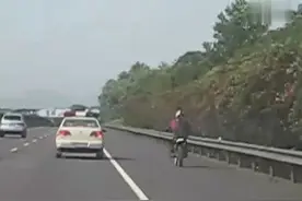 京港澳高速公路1461KM路段，一辆飞驰的摩托车行驶在路上！