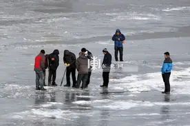 封江不久就有胆大市民凿冰捕鱼图片