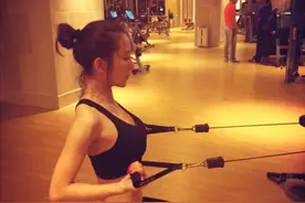 妲己也健身！李依晓穿背心挥汗运动 大秀长腿蛮腰图片