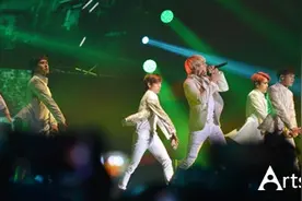 韩男团INFINITE香港开唱 成员白衣劲舞图片