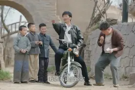 小伙做生意发了财，穿皮夹克骑摩托回村炫富，嘚瑟劲儿有人看不惯视频封面