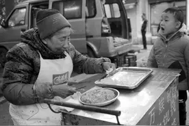 八旬老人卖馄饨十多年未涨价 依然1块钱10个图片