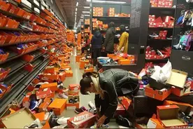 美国“黑五”媲美中国“双11”：商店像发生过地震一样图片