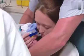 记录早产儿和妈咪的第一次拥抱，妈咪小心翼翼的样子让人鼻酸视频封面